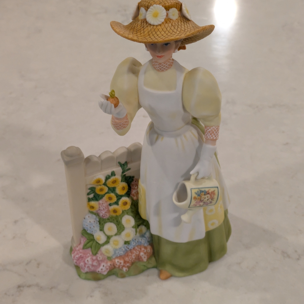 Avon Pastel Garden Lady Sculpture 9.5"